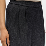 Pantalon large OBJSANJA OBJECT noir – détail taille élastiquée et plis devant