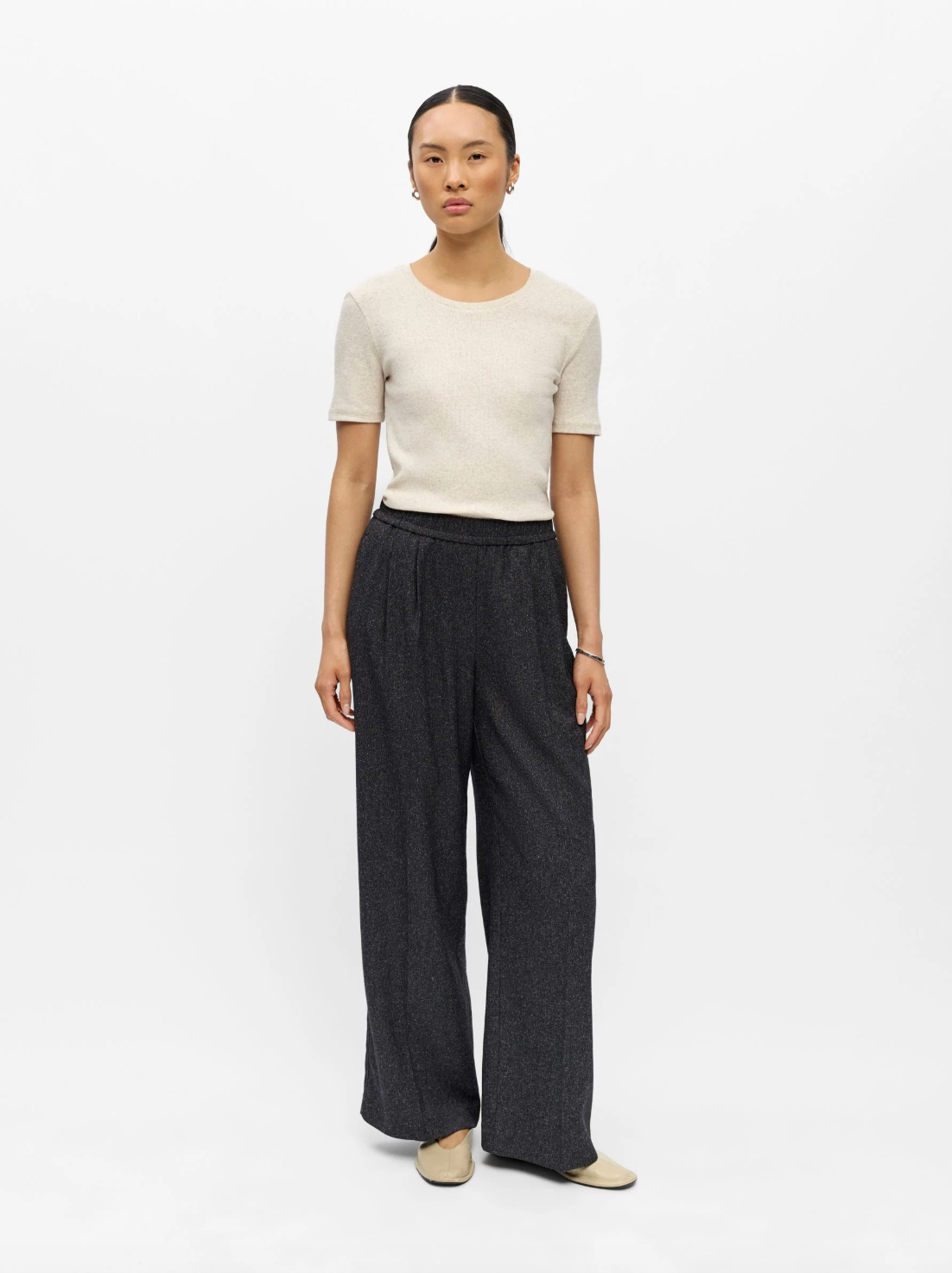 Pantalon large OBJSANJA OBJECT noir – porté de face