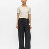 Pantalon large OBJSANJA OBJECT noir – porté de face