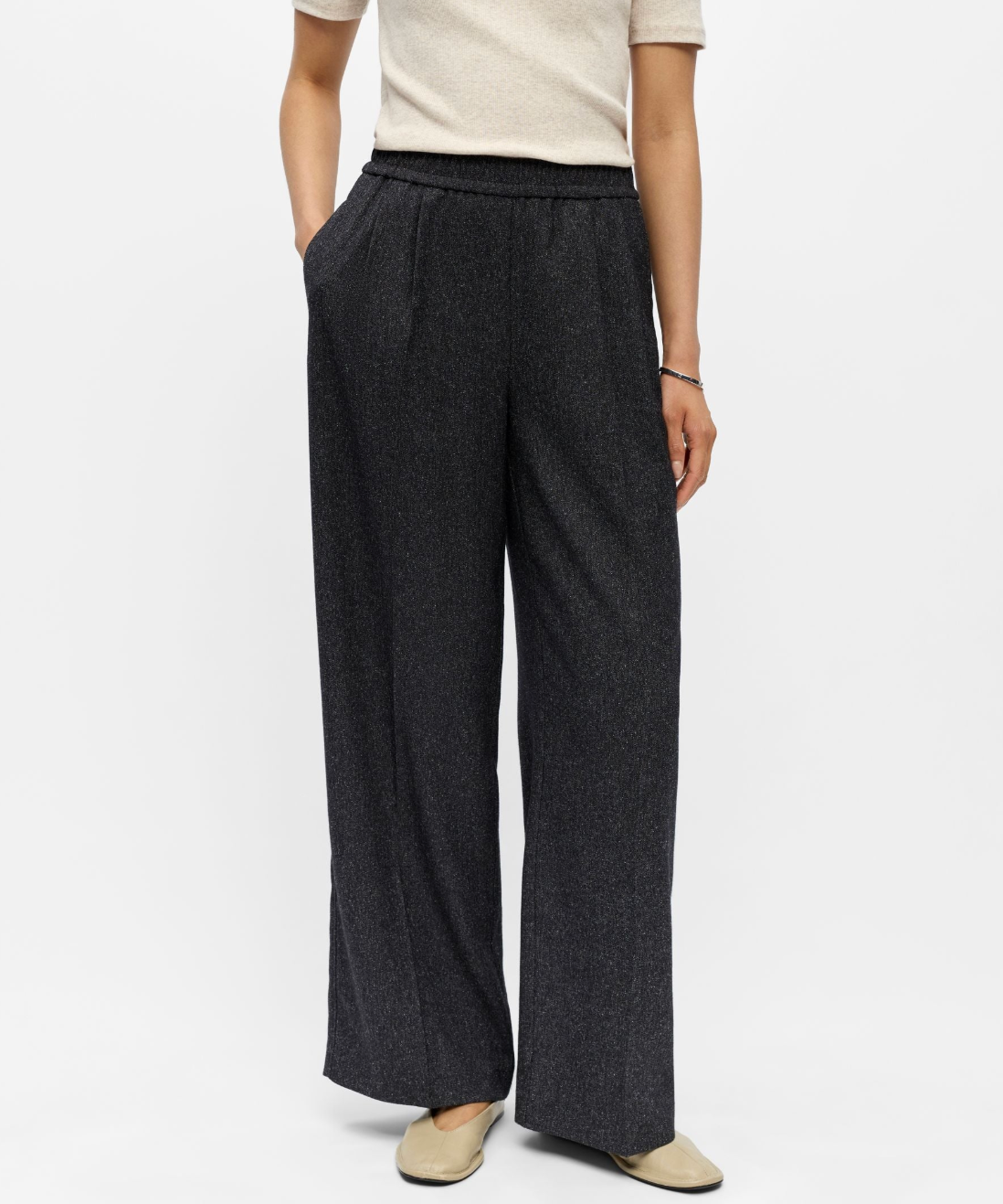 Pantalon large OBJSANJA OBJECT noir – vue portée de face et poches latérales