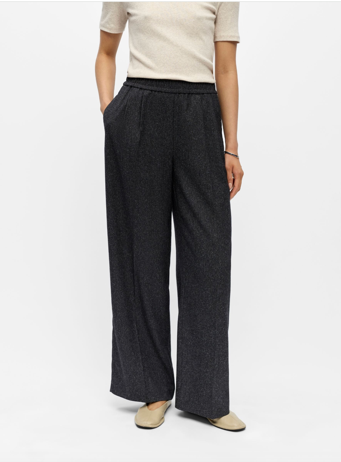 Pantalon large OBJSANJA OBJECT noir – vue portée de face et poches latérales