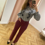 Pantalon Book Club C'EST BEAU LA VIE Sève – porté de face avec chemise à carreaux