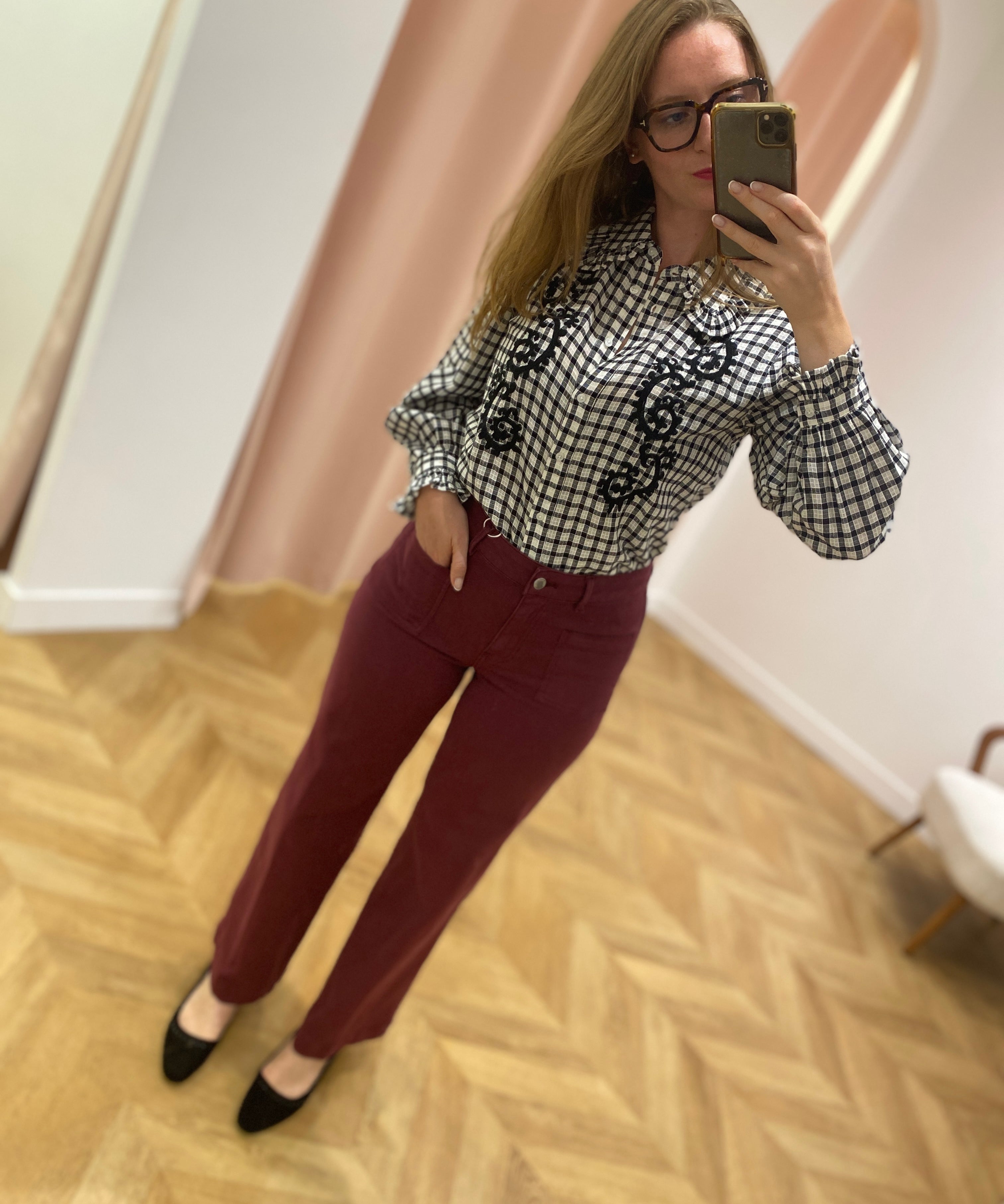 Pantalon Book Club C'EST BEAU LA VIE Sève – porté de face avec chemise à carreaux