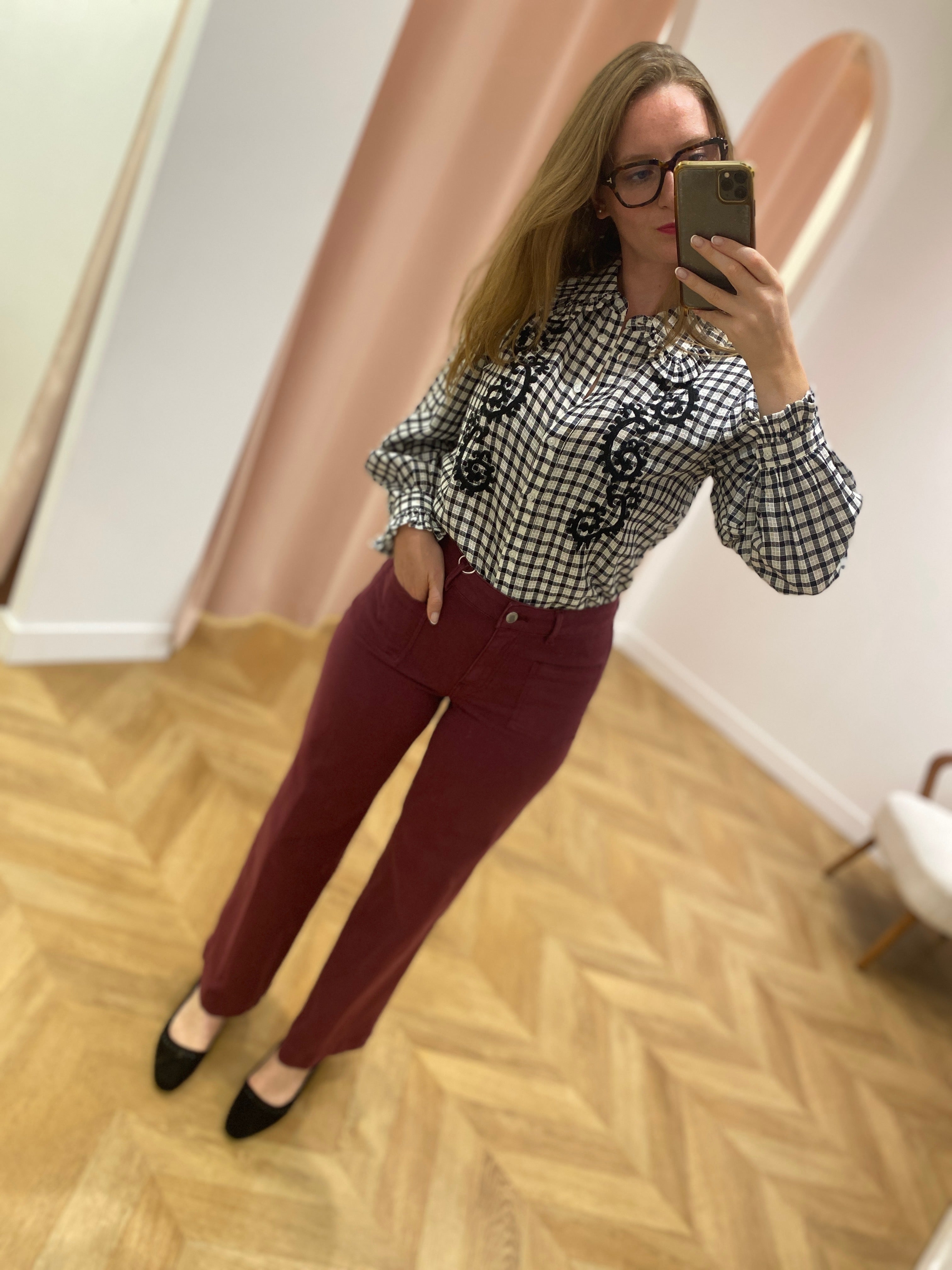 Pantalon Book Club C'EST BEAU LA VIE Sève – porté de face avec chemise à carreaux
