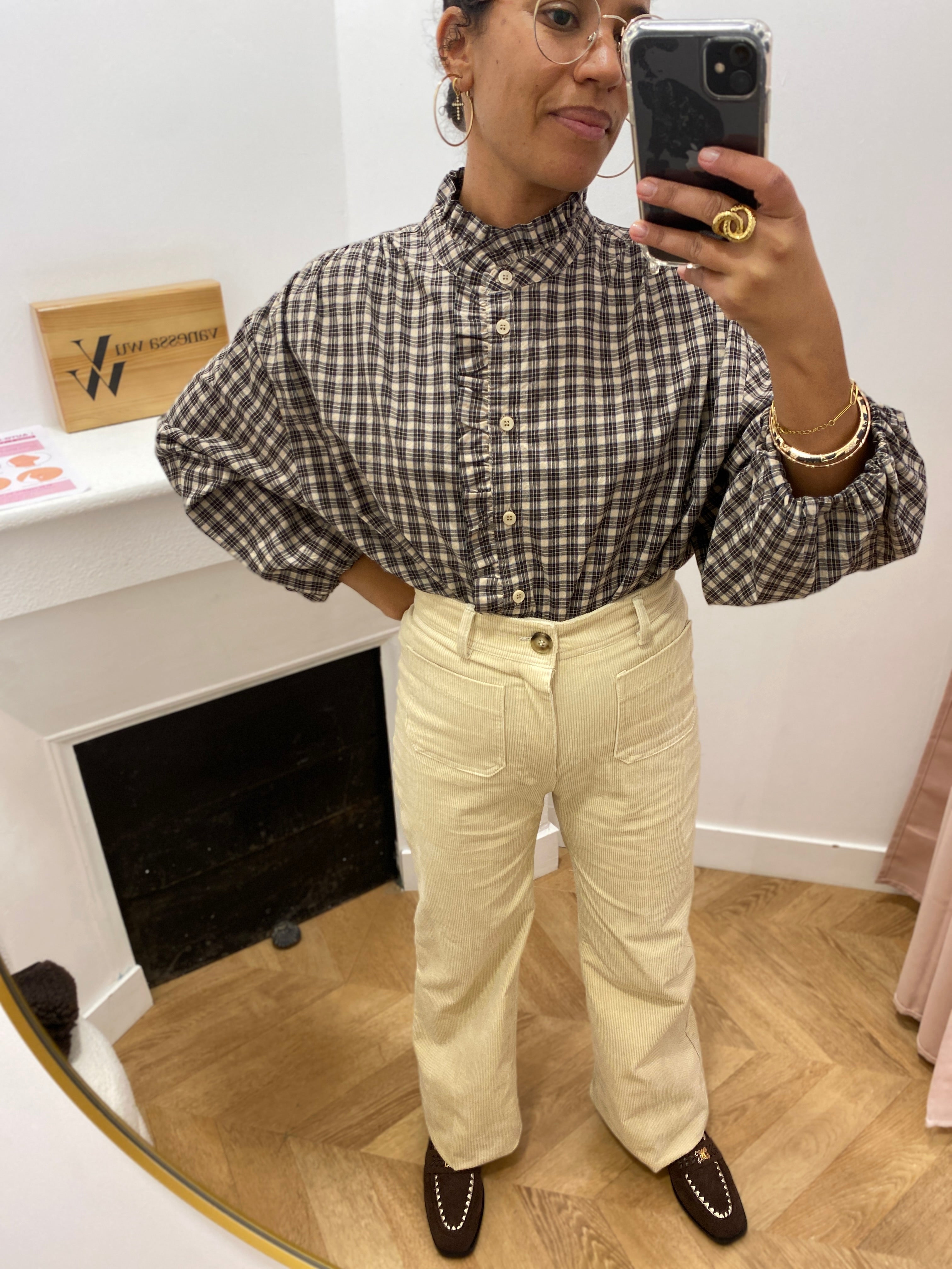 Pantalon ALBAN GRACE & MILA écru – look avec blouse à carreaux et mocassins marron