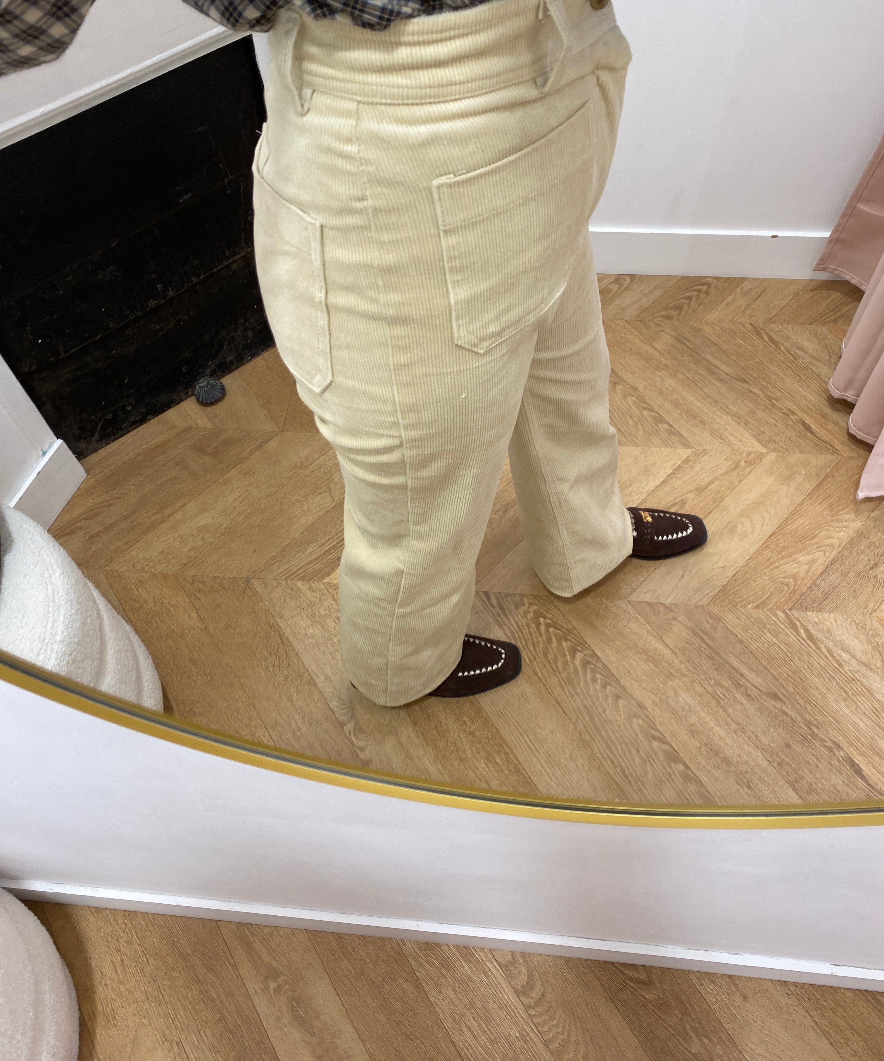 Pantalon ALBAN GRACE & MILA écru – détail de la coupe droite et des poches plaquées de profil