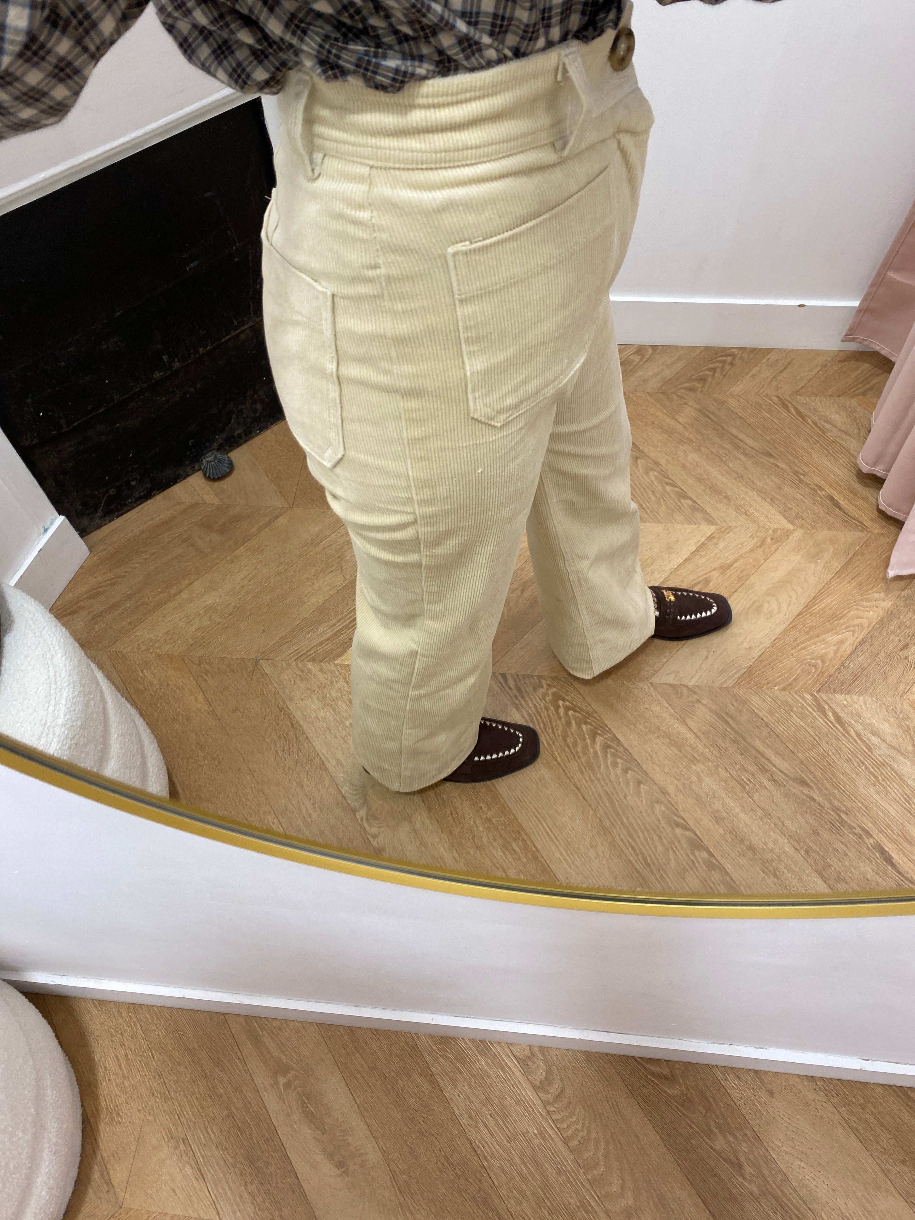 Pantalon ALBAN GRACE & MILA écru – détail de la coupe droite et des poches plaquées de profil