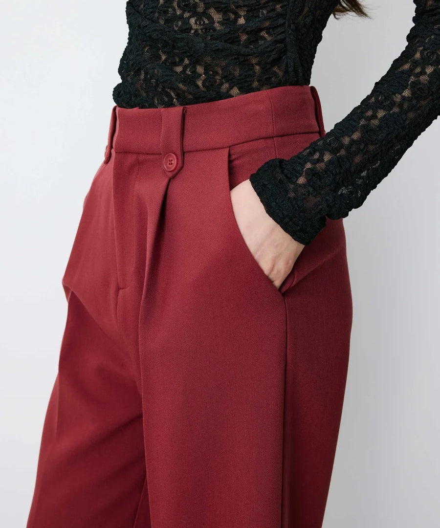 Pantalon NILAY GRACE & MILA – détail des passants boutonnés et de la poche italienne