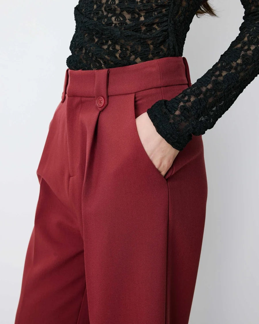 Pantalon NILAY GRACE & MILA – détail des passants boutonnés et de la poche italienne