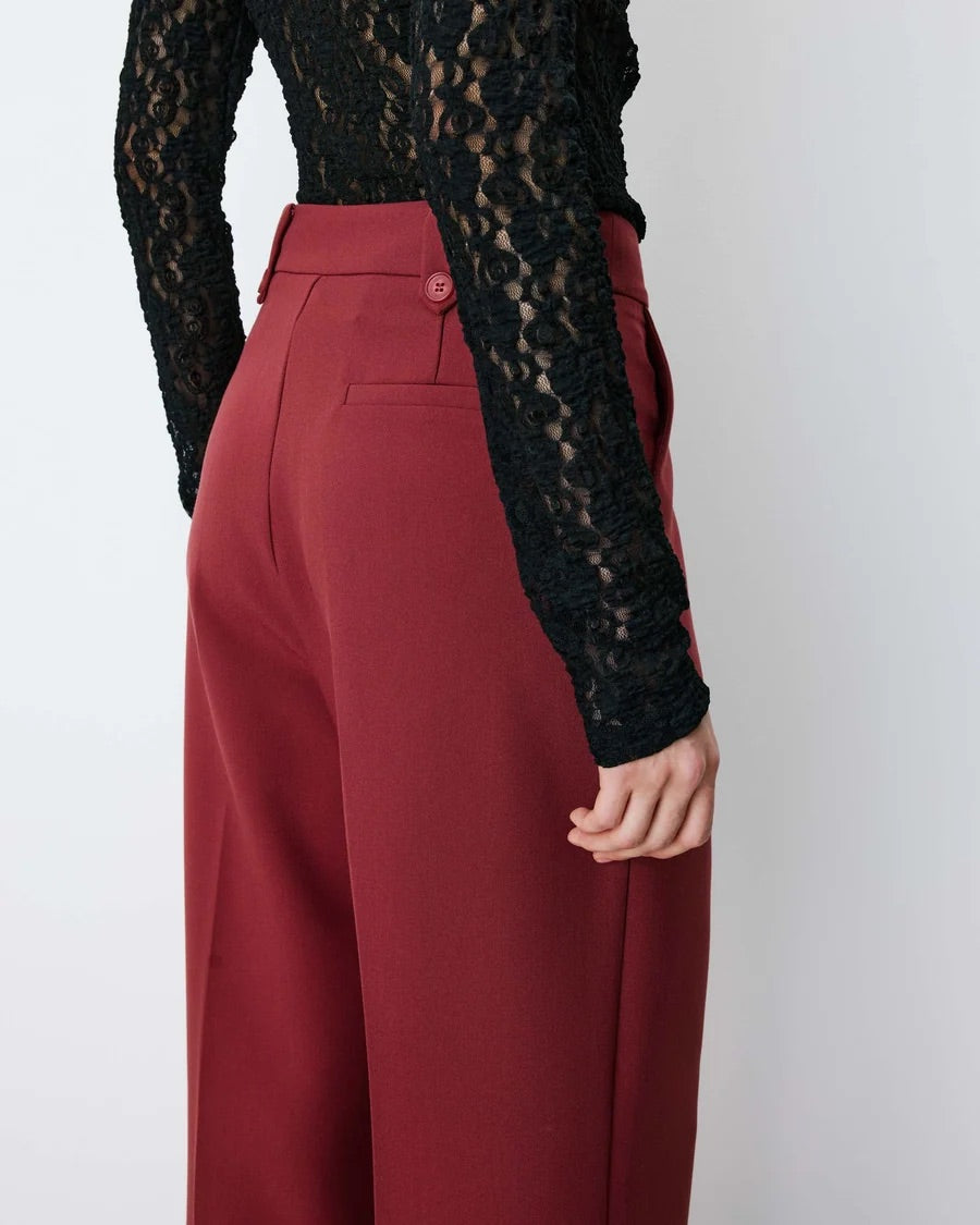 Pantalon NILAY GRACE & MILA – détail de la taille et de la poche passepoilée au dos
