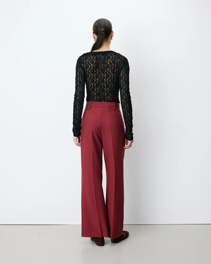 Pantalon large NILAY GRACE & MILA terracotta – porté de dos avec top en dentelle noire