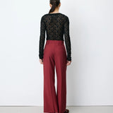 Pantalon large NILAY GRACE & MILA terracotta – porté de dos avec top en dentelle noire