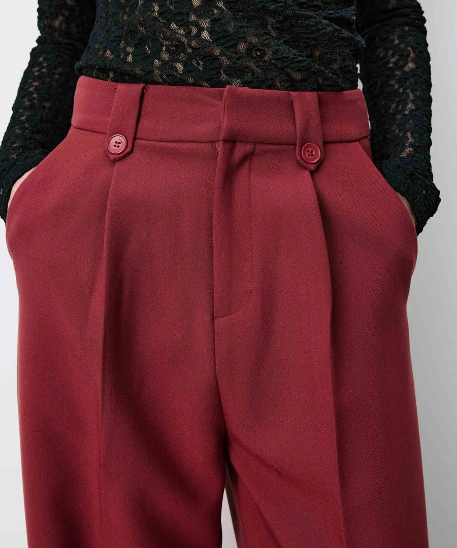 Pantalon de tailleur NILAY GRACE & MILA – détail de la taille mi-haute, des plis et des boutons décoratifs