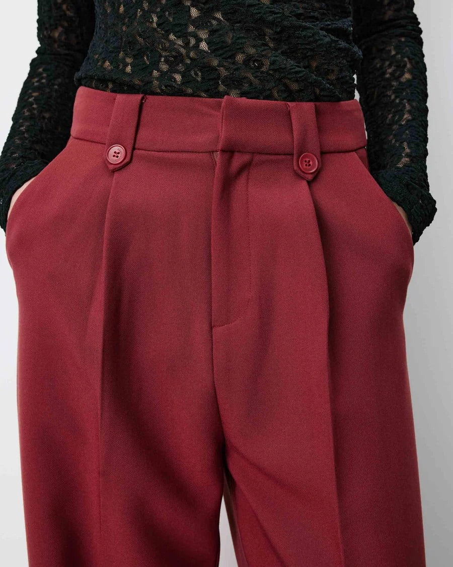 Pantalon de tailleur NILAY GRACE & MILA – détail de la taille mi-haute, des plis et des boutons décoratifs