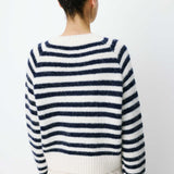 Pull AIMOND GRACE & MILA à rayures marine et écru – porté de dos