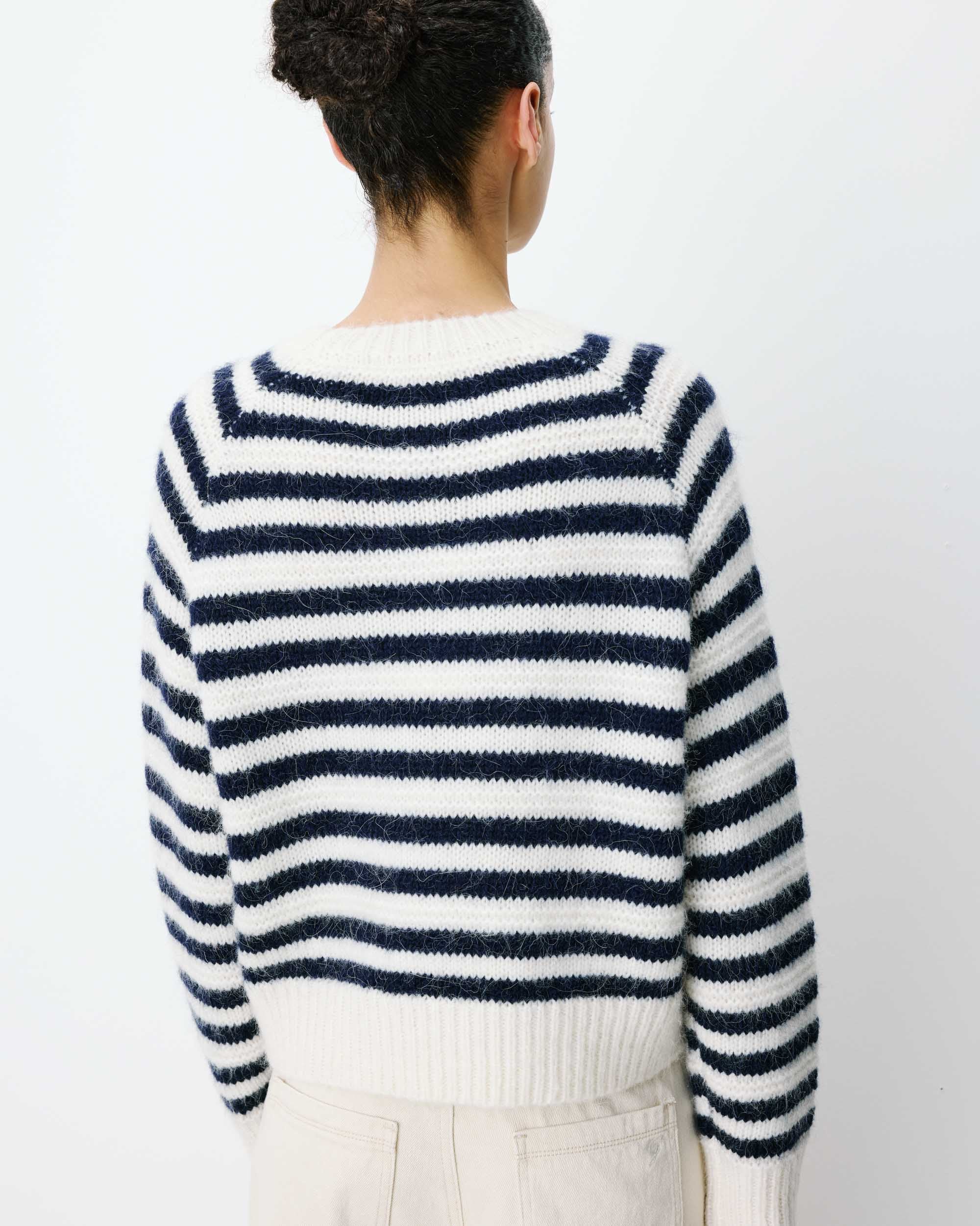 Pull AIMOND GRACE & MILA à rayures marine et écru – porté de dos