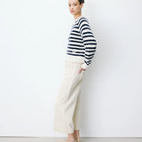 Pull AIMOND GRACE & MILA marine et écru – porté de profil