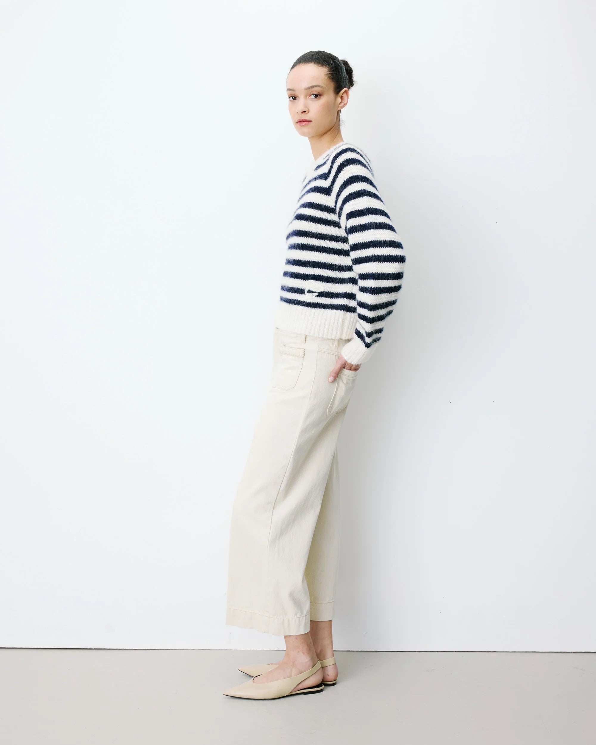 Pull AIMOND GRACE & MILA marine et écru – porté de profil