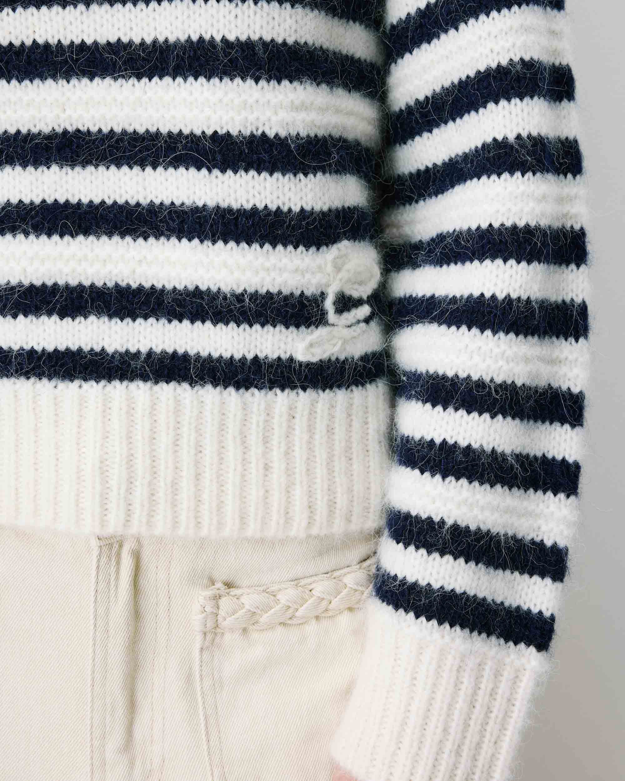Pull AIMOND GRACE & MILA – détail maille rayée et broderie G