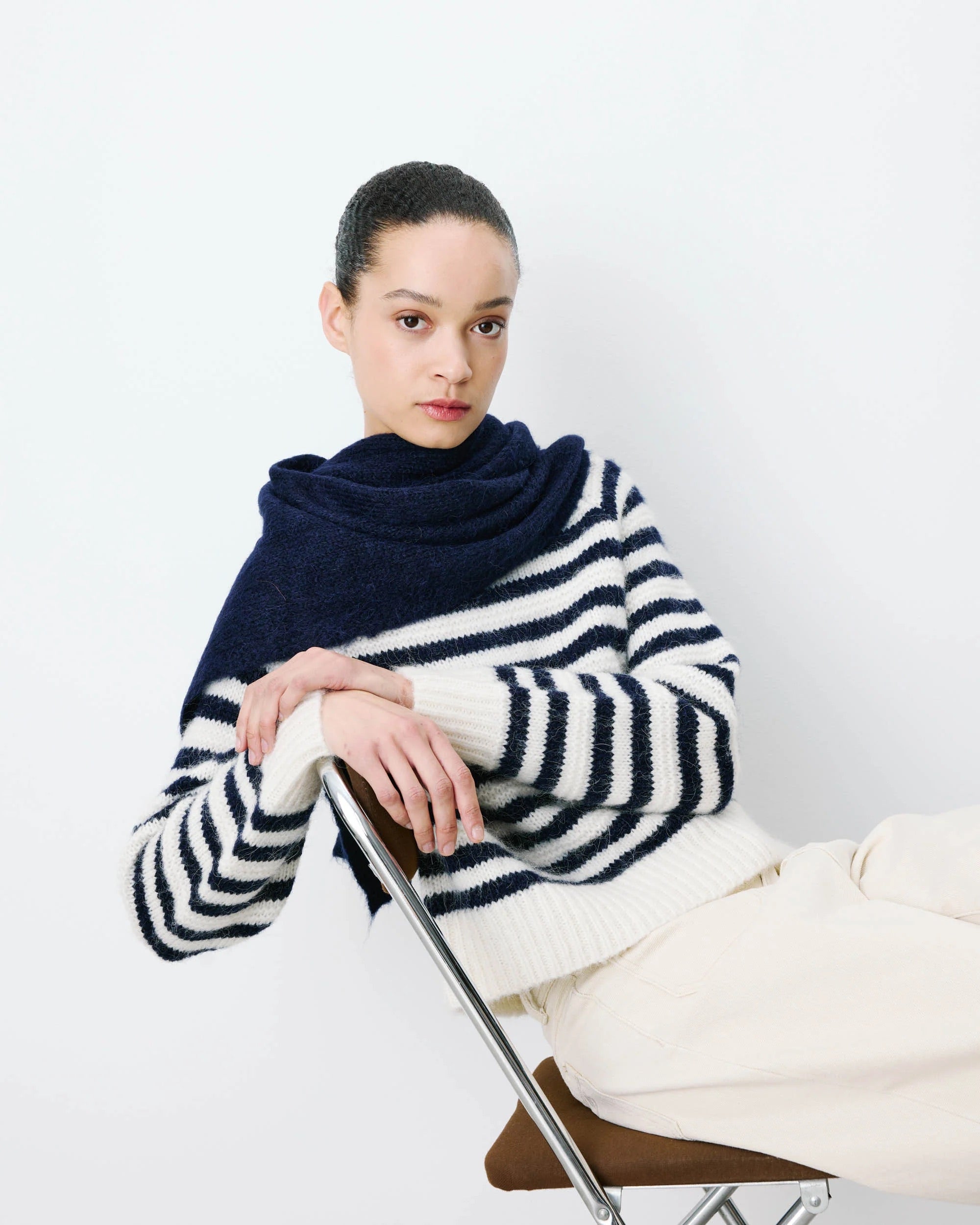 Pull marinière AIMOND GRACE & MILA – porté avec écharpe marine