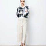 Pull rayé AIMOND GRACE & MILA – look porté de face avec pantalon écru