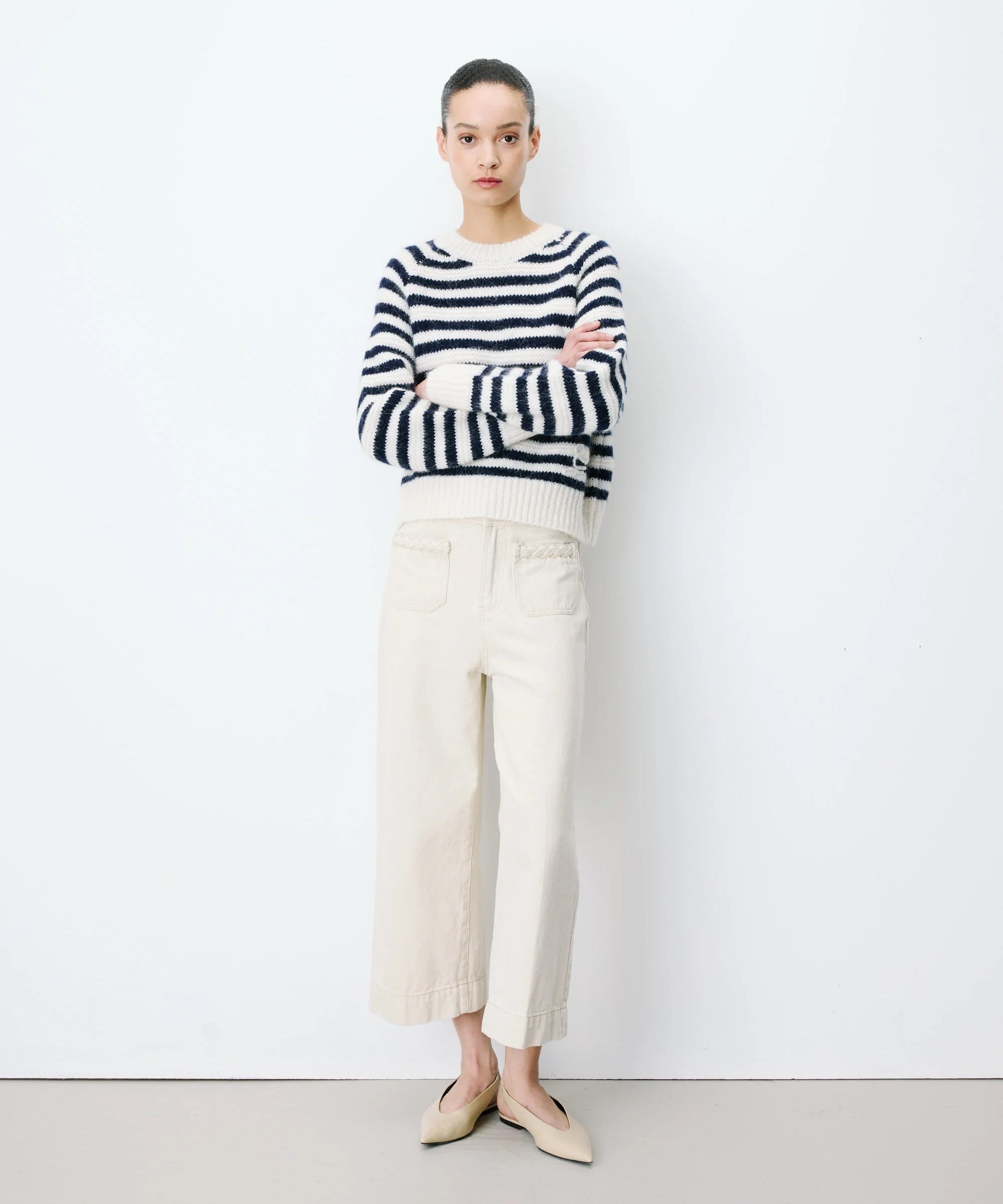 Pull rayé AIMOND GRACE & MILA – look porté de face avec pantalon écru