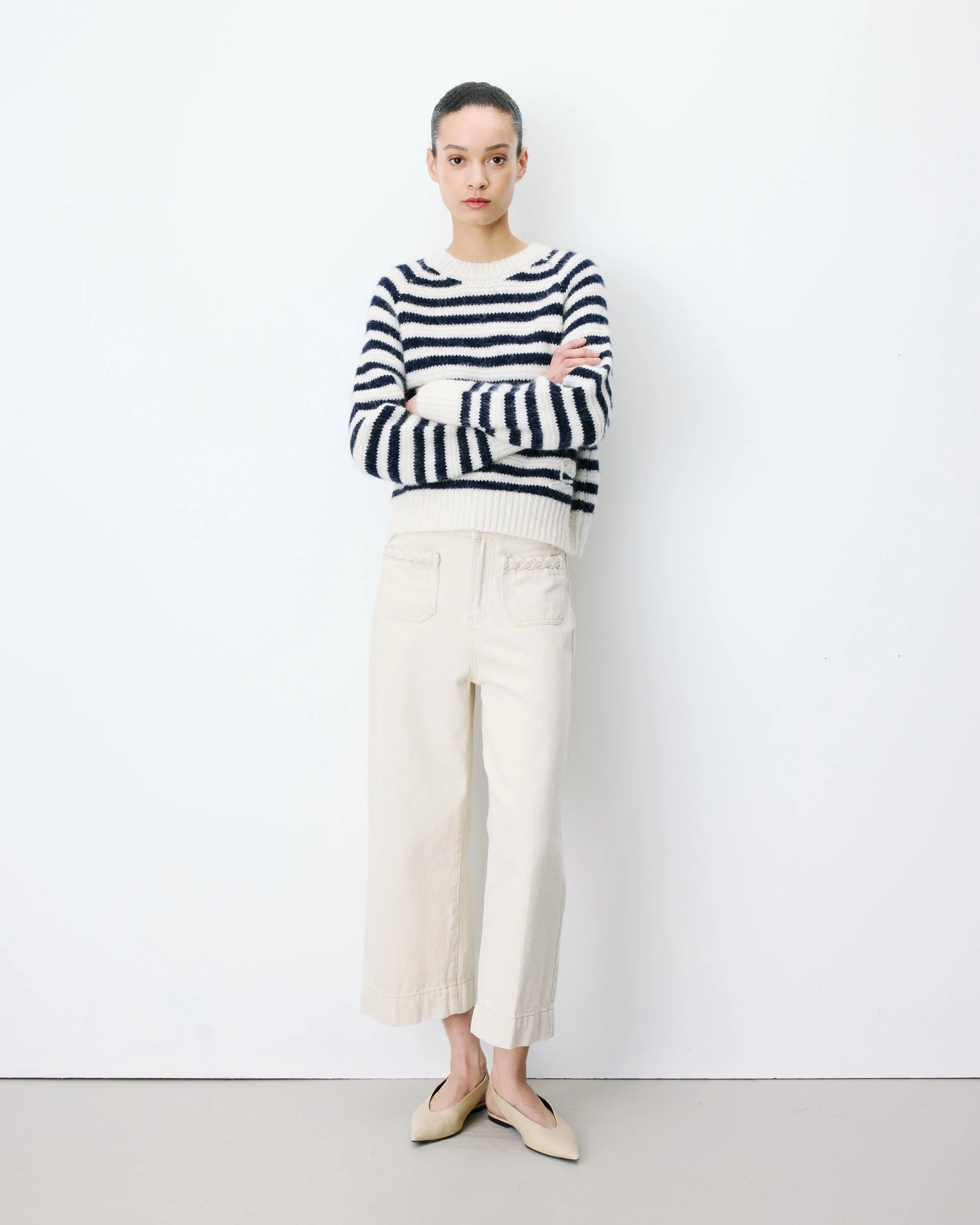 Pull rayé AIMOND GRACE & MILA – look porté de face avec pantalon écru
