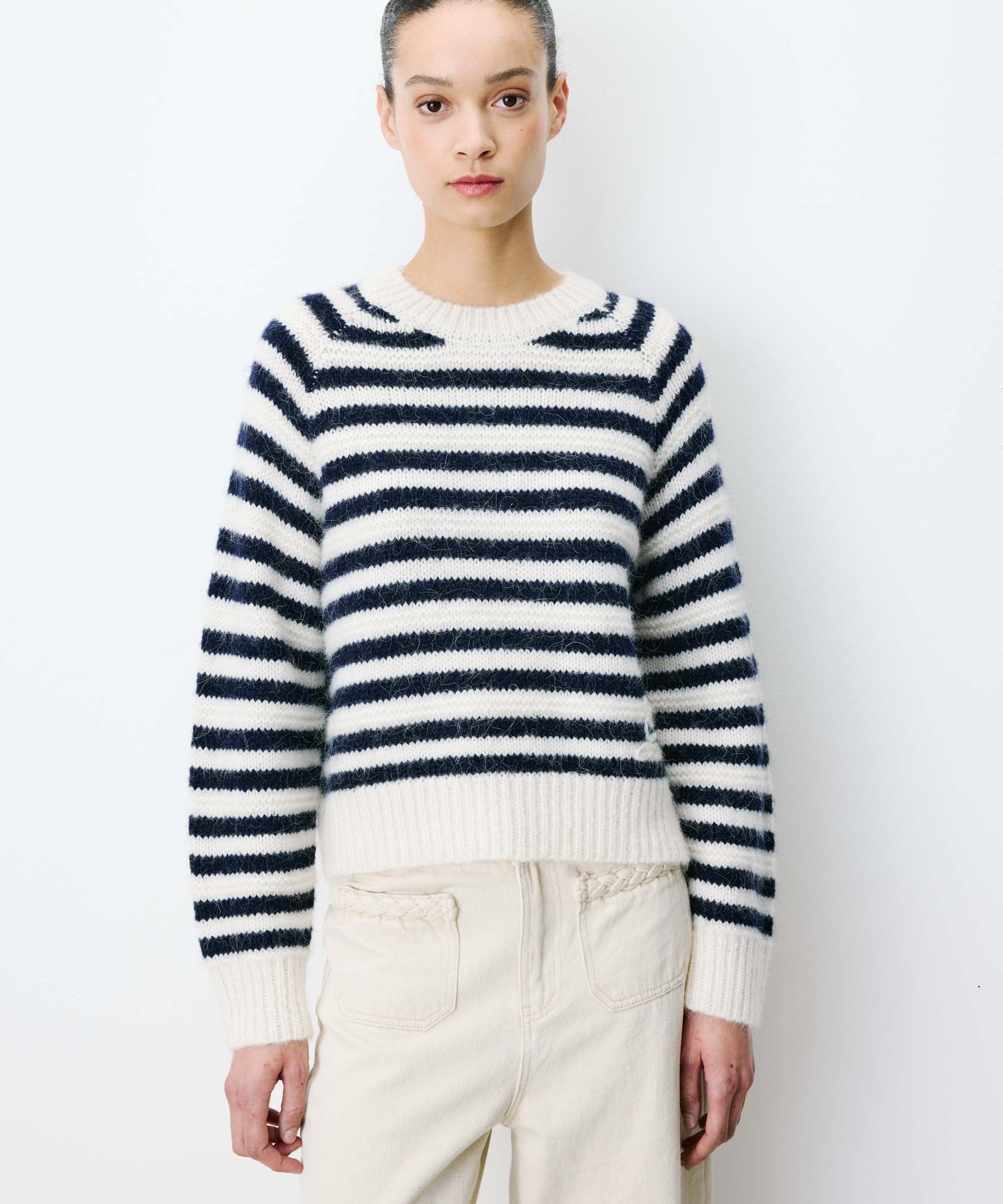 Pull AIMOND GRACE & MILA marine et écru – vue portée de face