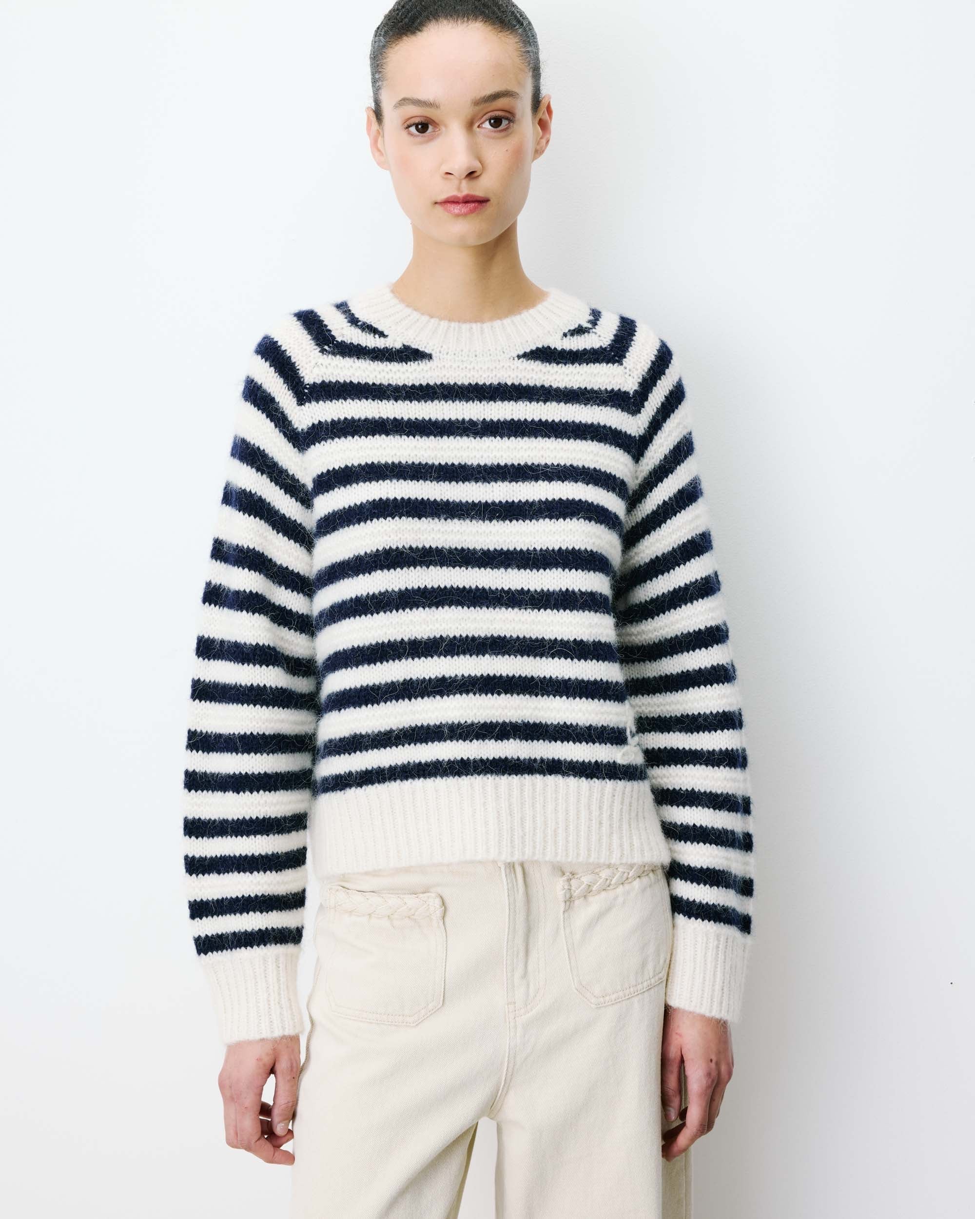 Pull AIMOND GRACE & MILA marine et écru – vue portée de face