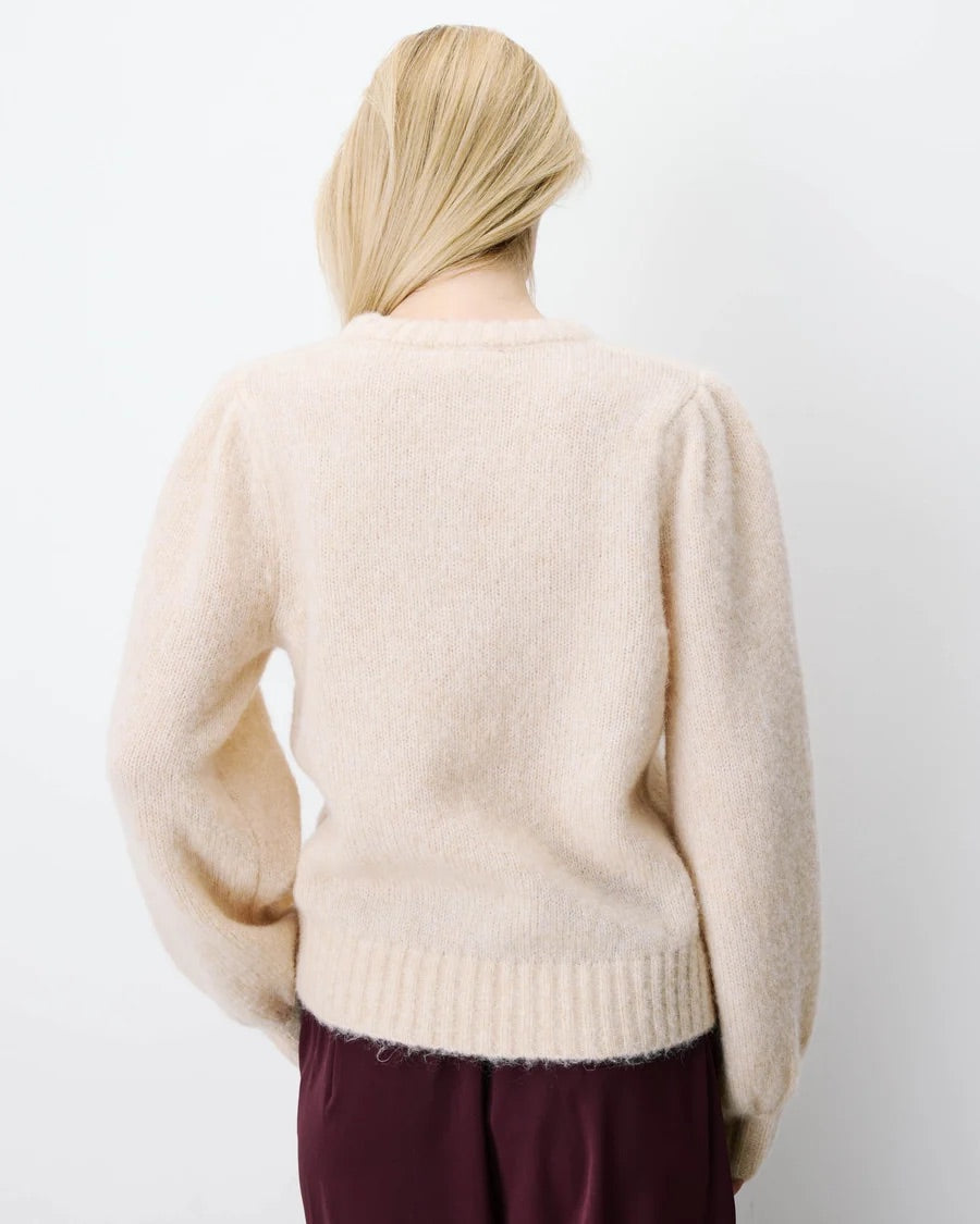 Pull ANTOINE GRACE & MILA beige – porté de dos, détail de la maille et des finitions côtelées