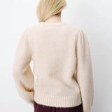 Pull ANTOINE GRACE & MILA beige – porté de dos, détail de la maille et des finitions côtelées