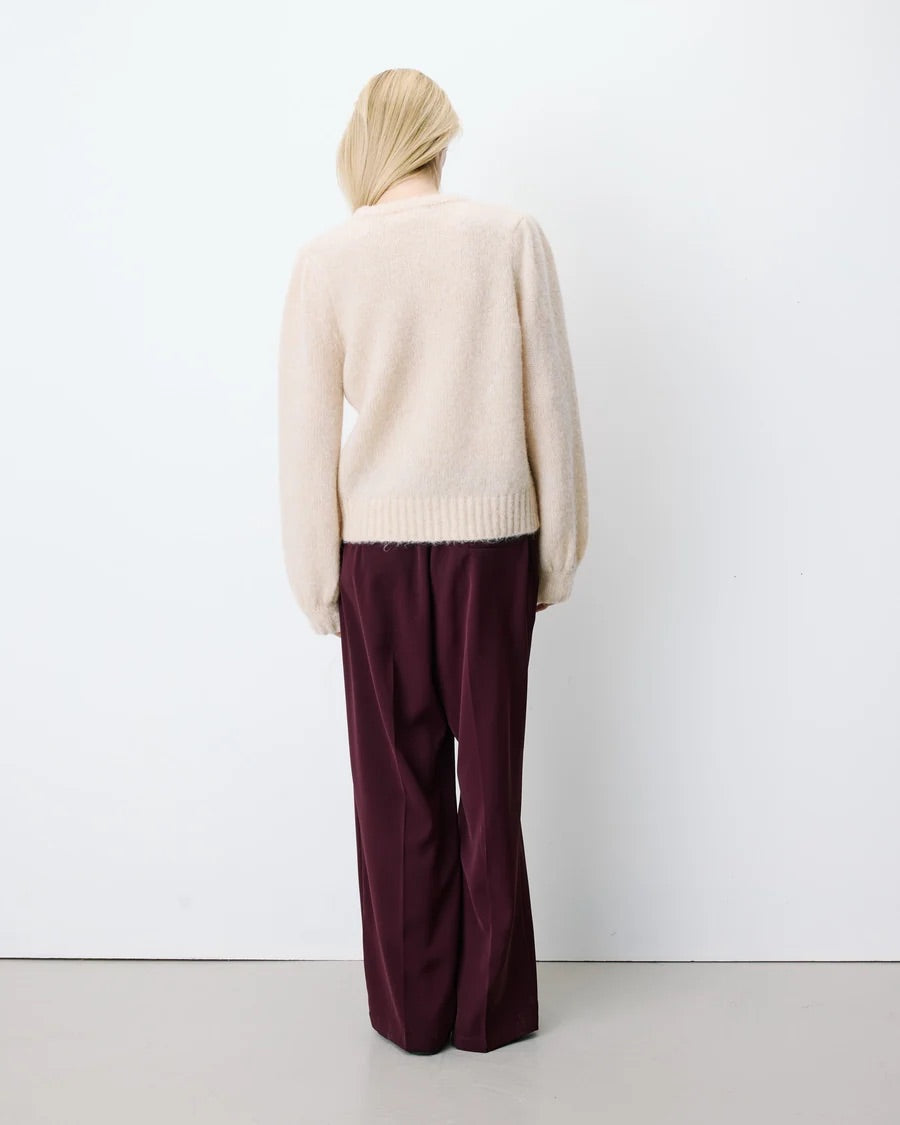 Pull ANTOINE GRACE & MILA beige – vue portée de dos avec pantalon bordeaux