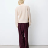 Pull ANTOINE GRACE & MILA beige – vue portée de dos avec pantalon bordeaux