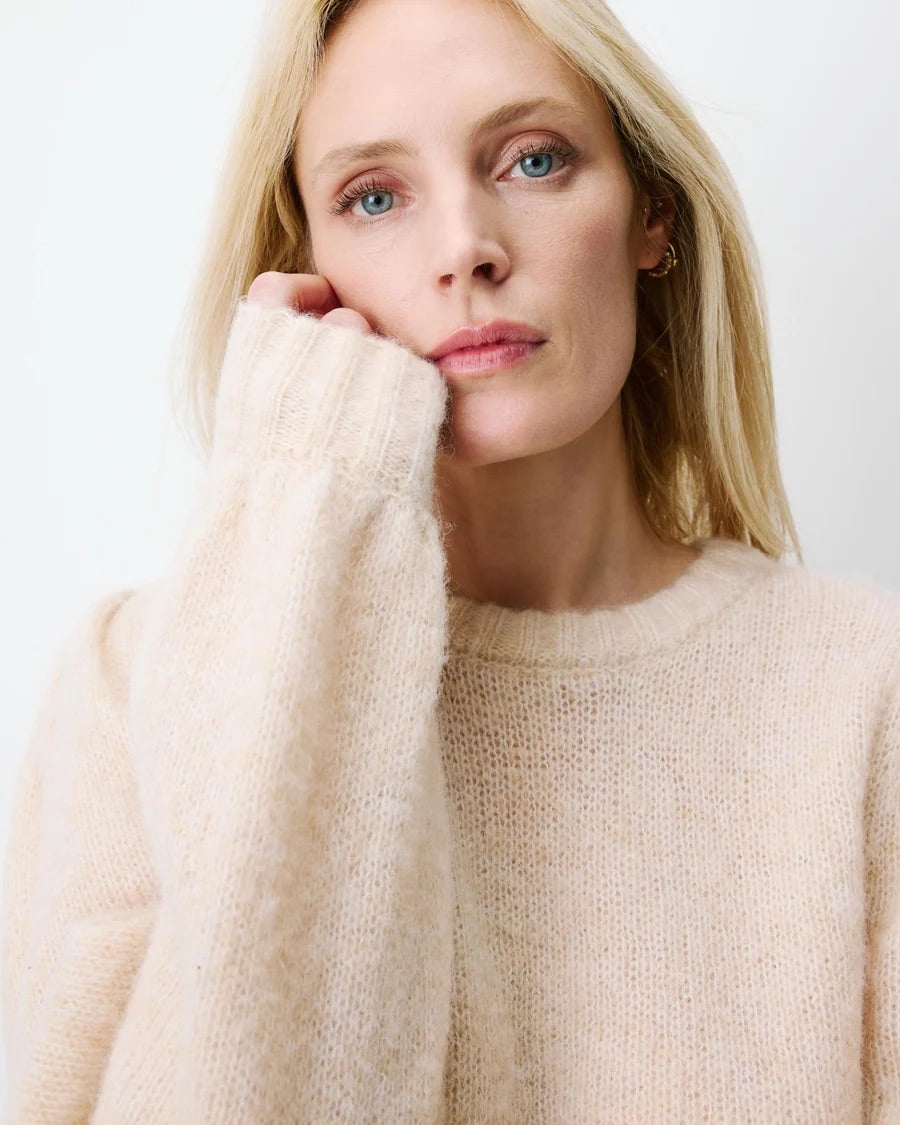 Pull ANTOINE GRACE & MILA beige – détail du col rond et de la maille duveteuse