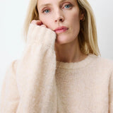 Pull ANTOINE GRACE & MILA beige – détail du col rond et de la maille duveteuse