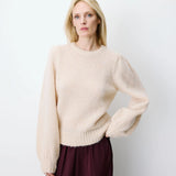 Pull ANTOINE GRACE & MILA beige – vue portée de face avec pantalon large bordeaux