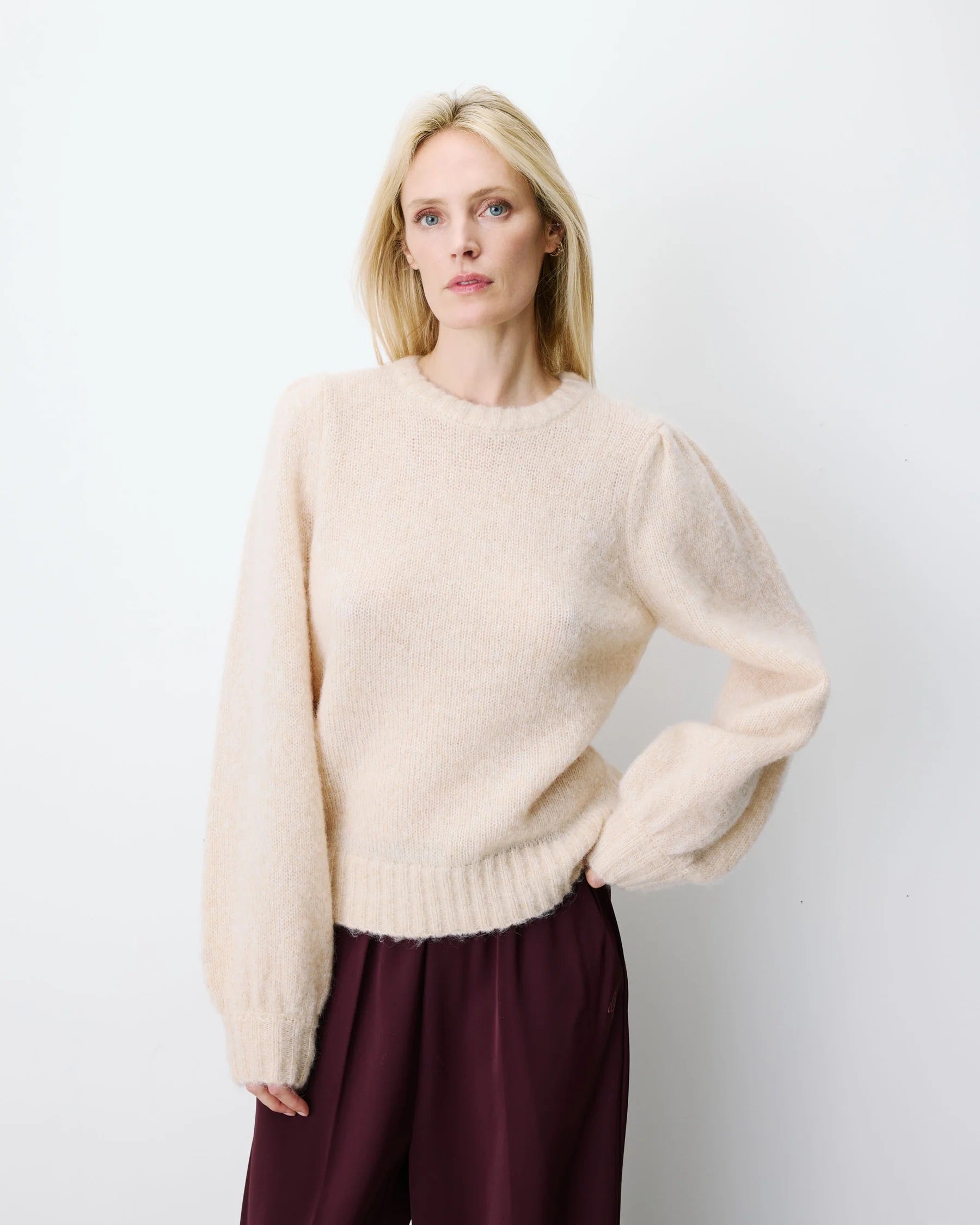 Pull ANTOINE GRACE & MILA beige – vue portée de face avec pantalon large bordeaux