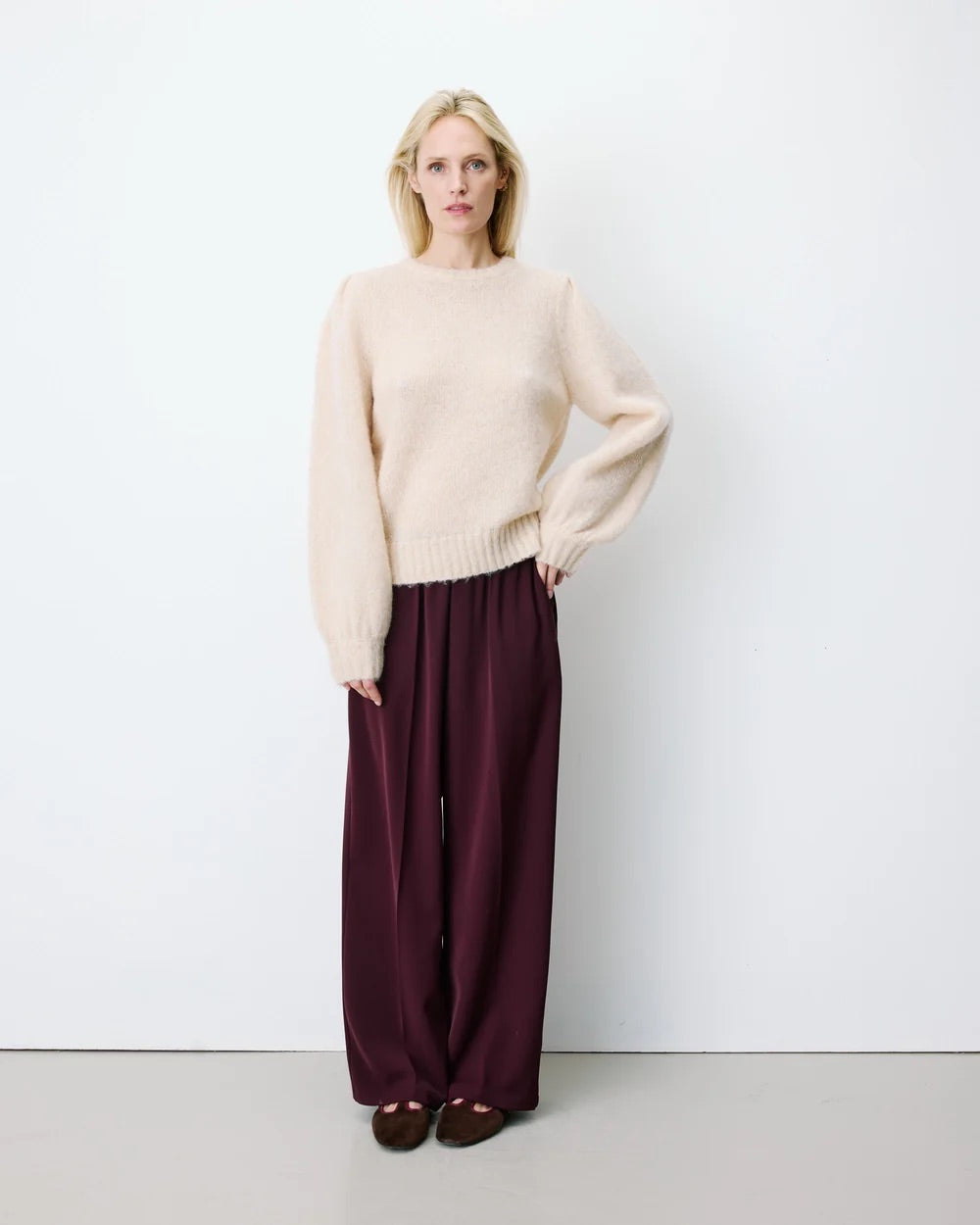 Pull ANTOINE GRACE & MILA beige – porté de face, détail de la coupe droite et des manches bouffantes