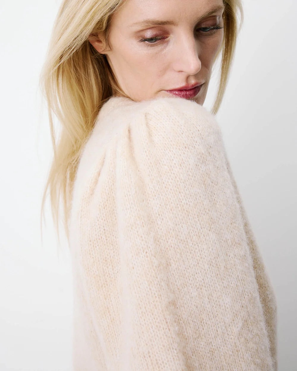 Pull ANTOINE GRACE & MILA beige – détail des fronces à l'épaule et de la texture de la maille