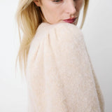 Pull ANTOINE GRACE & MILA beige – détail des fronces à l'épaule et de la texture de la maille