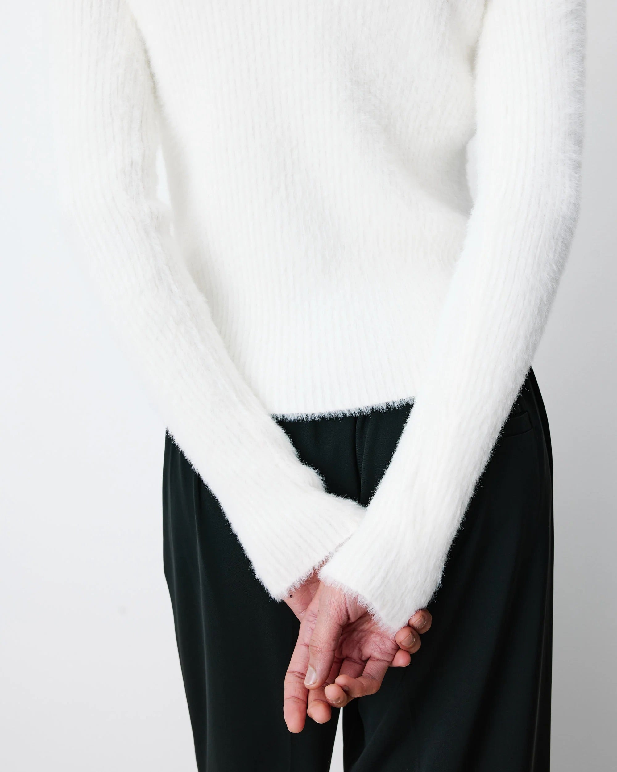 Pull AURYN GRACE & MILA écru – détail maille doudou côtelée et manches longues