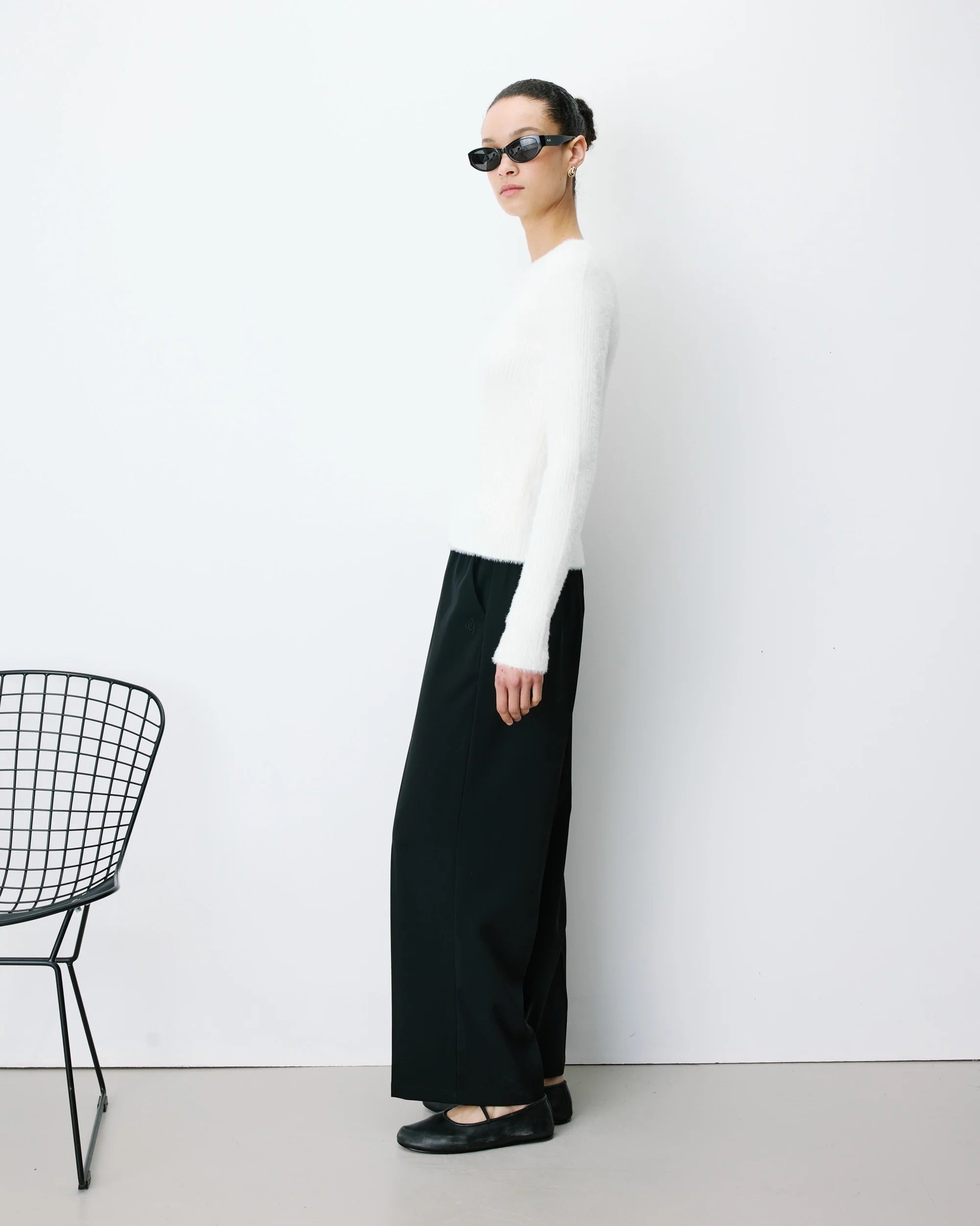 Pull AURYN GRACE & MILA écru – porté de profil