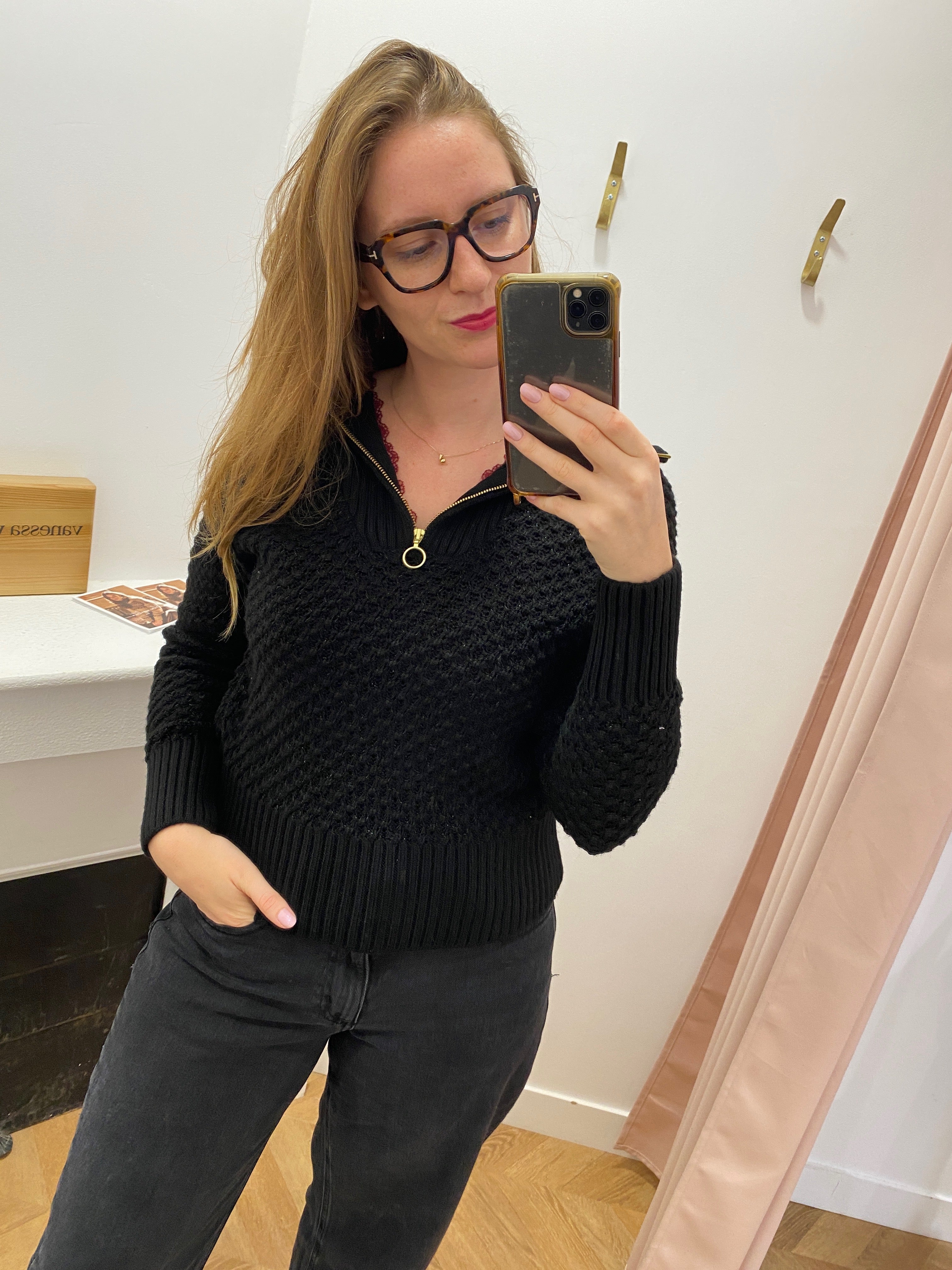 Pull noir Lola Espeleta en maille texturée avec col montant zippé et finitions côtelées
