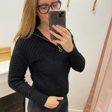 Pull noir à col zippé Lola Espeleta – vue de trois quarts et détail de la maille