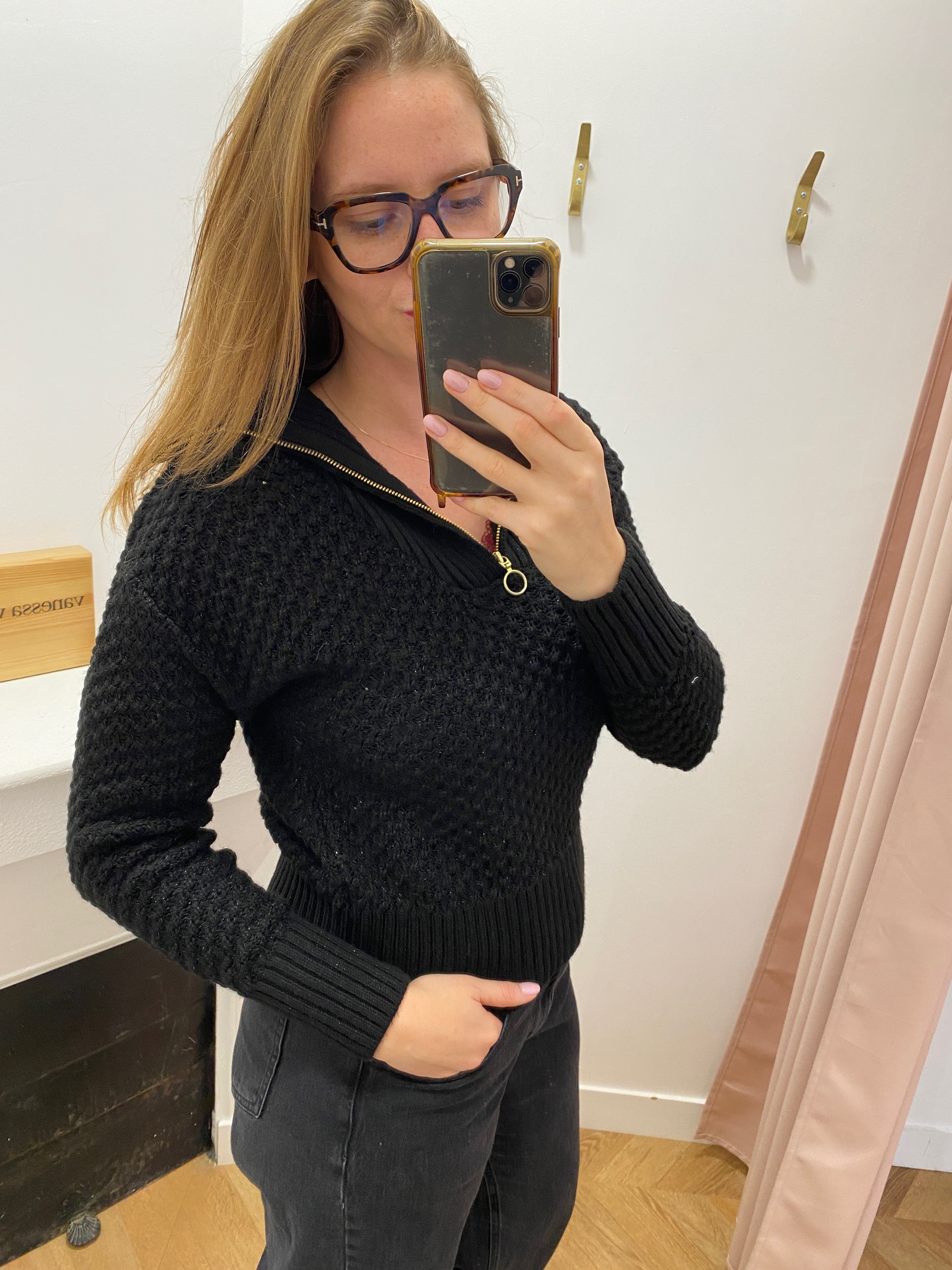 Pull noir à col zippé Lola Espeleta – vue de trois quarts et détail de la maille