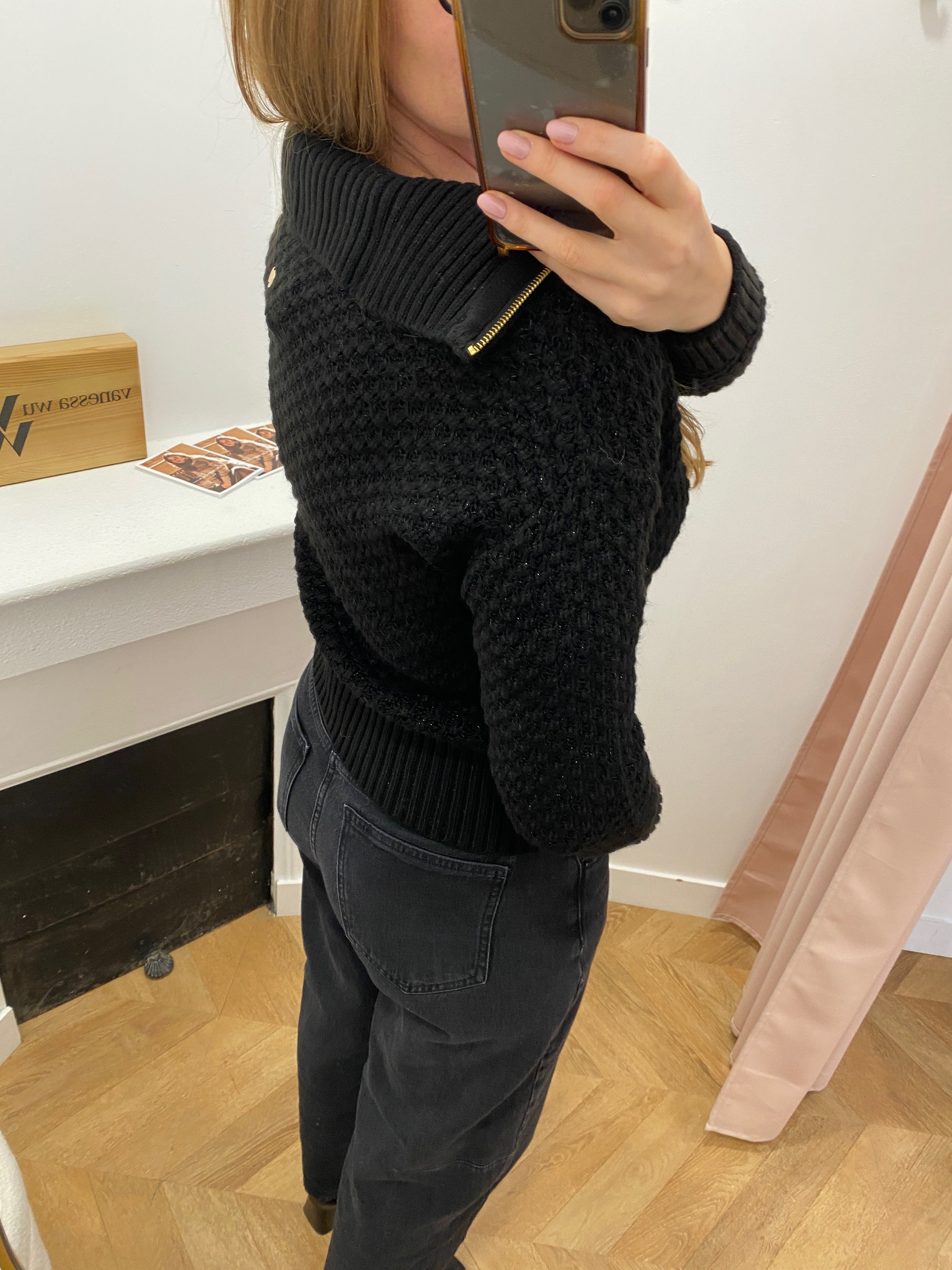 Pull en maille texturée Lola Espeleta noir – vue de profil et du dos