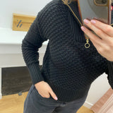 Pull noir Lola Espeleta – détail du col zippé doré et de la maille texturée