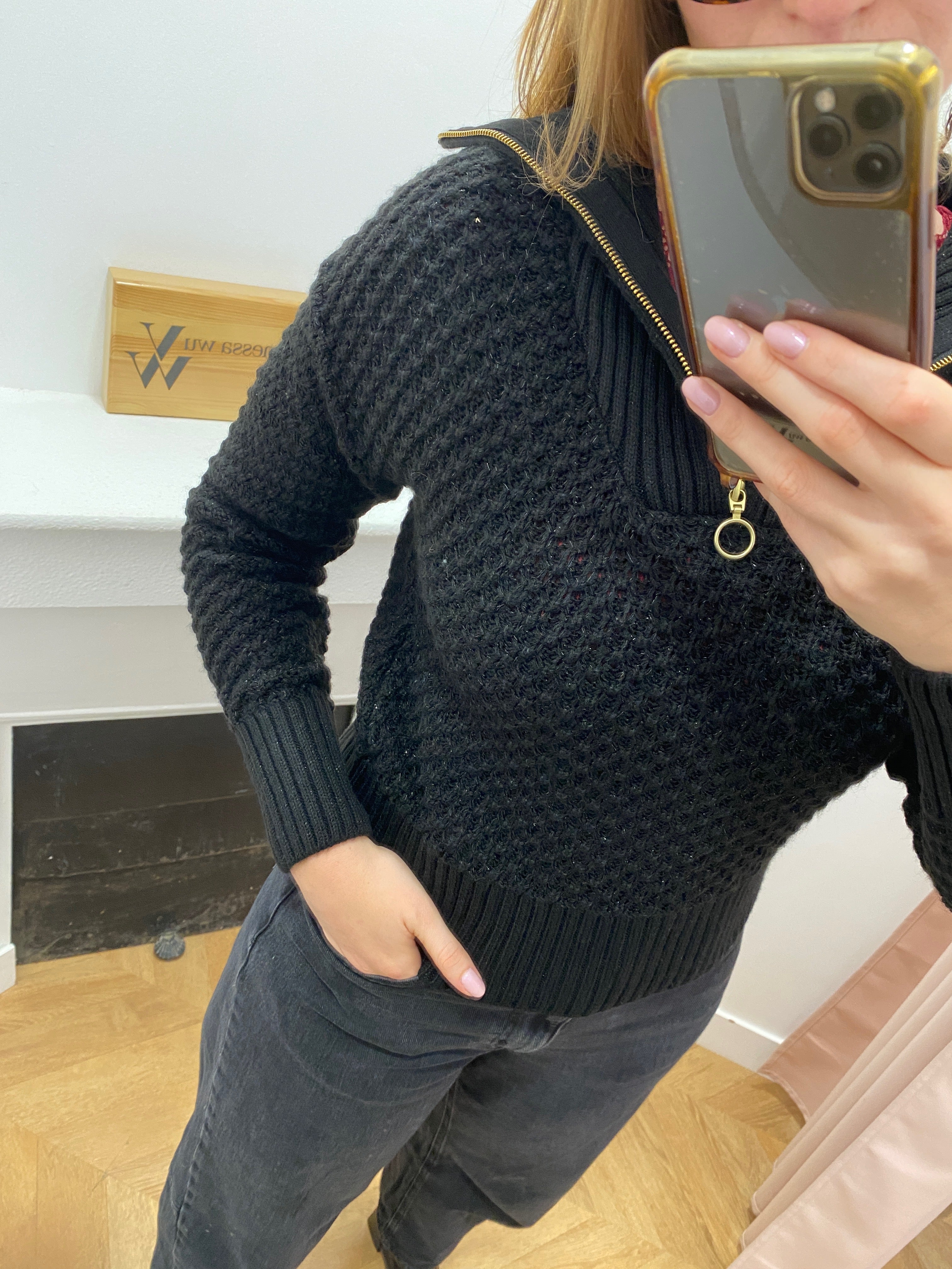 Pull noir Lola Espeleta – détail du col zippé doré et de la maille texturée