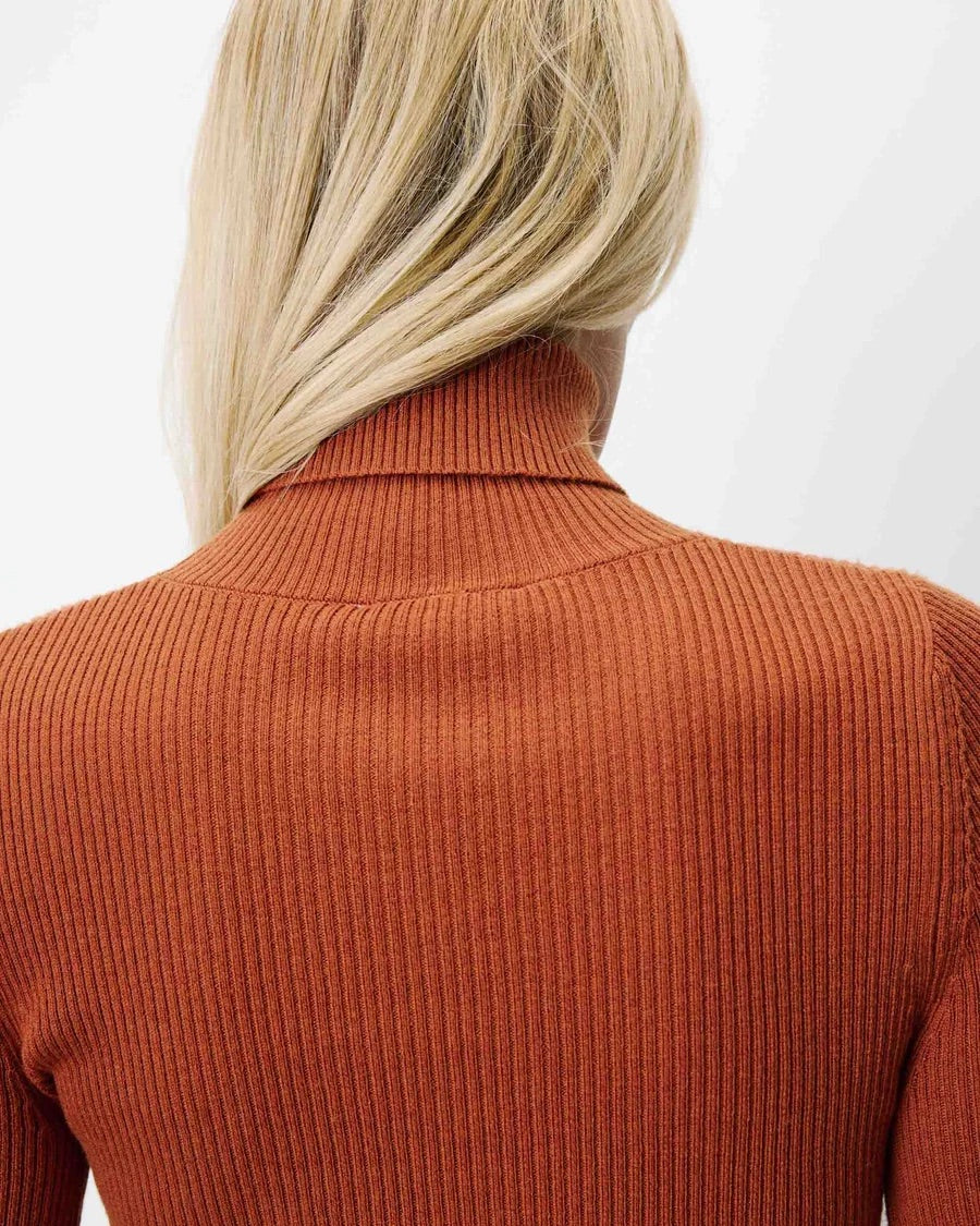 Pull ALFRED GRACE & MILA Coffee – détail du col roulé et de la maille côtelée au dos