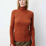 Pull col roulé ALFRED GRACE & MILA Coffee – détail de la coupe ajustée et des poignets fendus